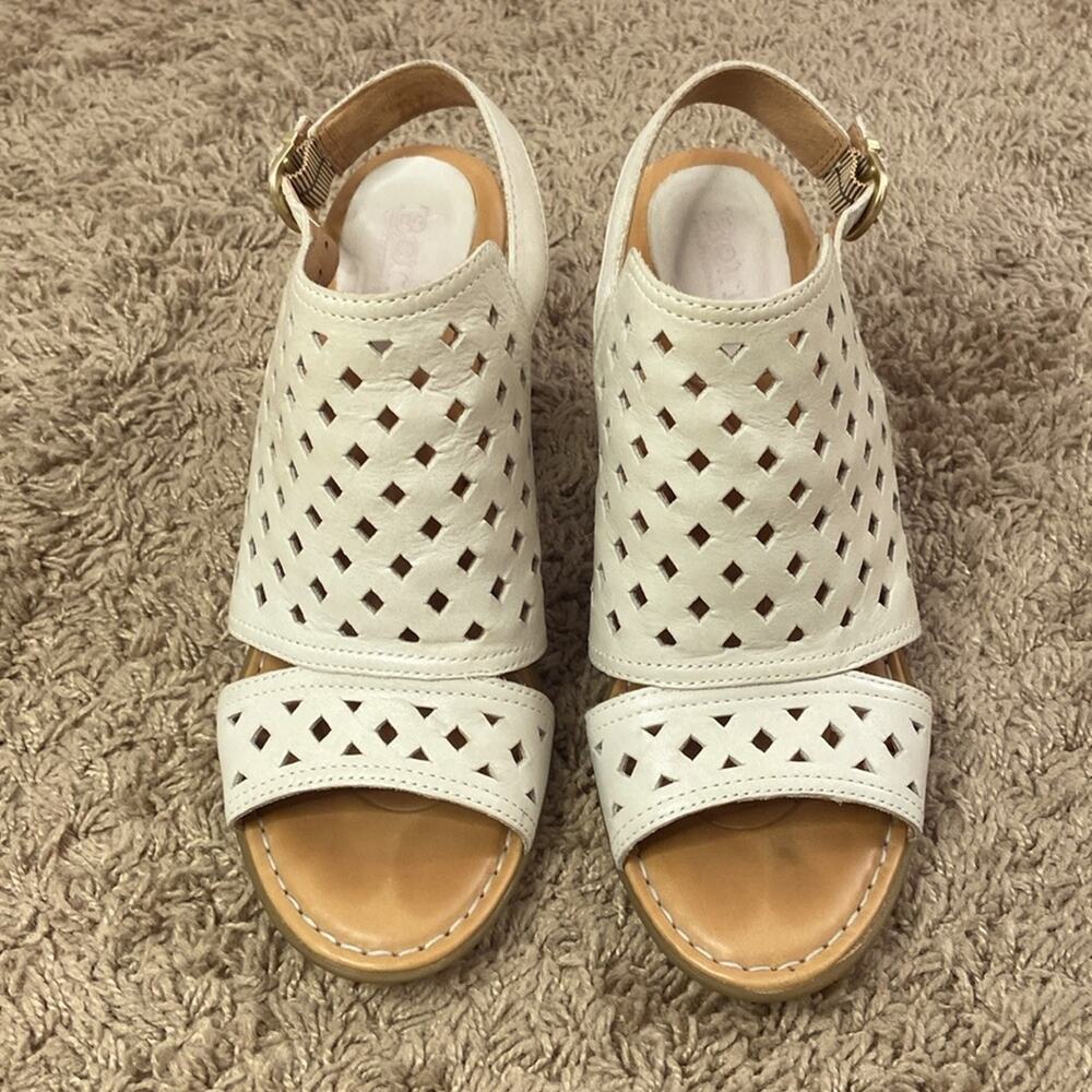 Born Women Off White Havana Perforated Design Leather Blocked Heel Sandals Sz 8